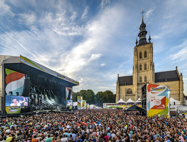 Een volle Grote Markt in Tienen tijdens Suikerrock 2015